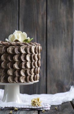 Ahşap zemin üzerine vişne ve çikolata mousse ile çikolatalı kek