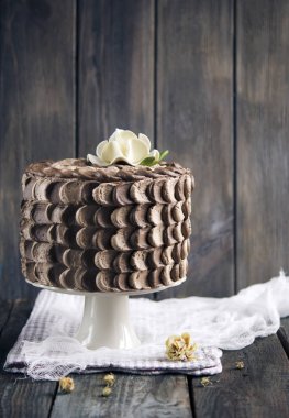 Ahşap zemin üzerine vişne ve çikolata mousse ile çikolatalı kek