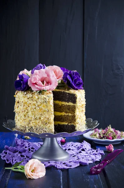 Torta Con Almendras Semillas Amapola Decoradas Con Flores Sobre Fondo — Foto de Stock