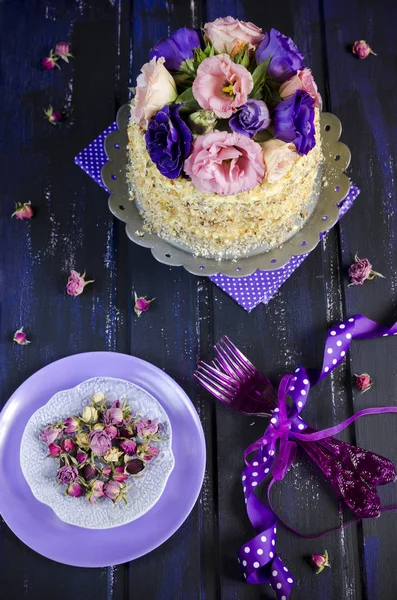 Kuchen Mit Mandeln Und Mohn Verziert Mit Blumen Auf Holzgrund — Stockfoto