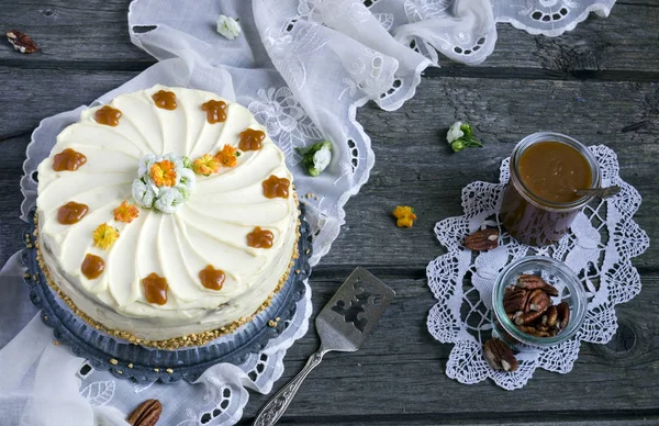 クリーム チーズのフロスティングとおいしいキャロット ケーキ — ストック写真