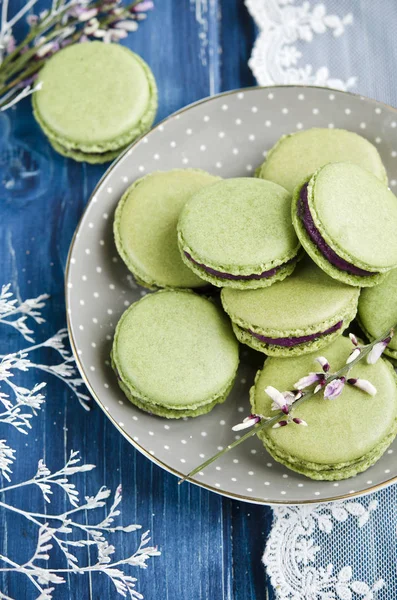 Tatlı Macarons Matcha Çay Böğürtlen Krema Ile — Stok fotoğraf