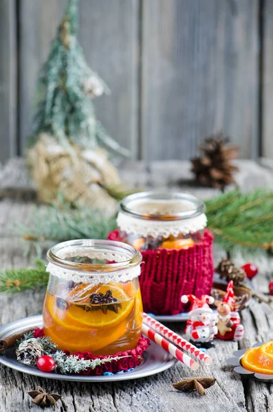 Licor Tangerina Festivo Com Decorações Natal Mesa Madeira — Fotografia de Stock