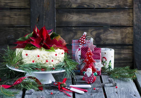 Ahşap Arka Plan Üzerinde Noel Süslemeleri Ile Tatlı Pasta — Stok fotoğraf