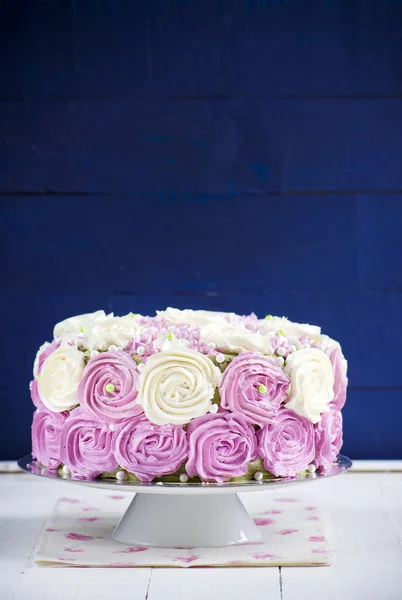 Vista Cerca Torta Esponja Dulce Con Queso Crema Sobre Fondo —  Fotos de Stock