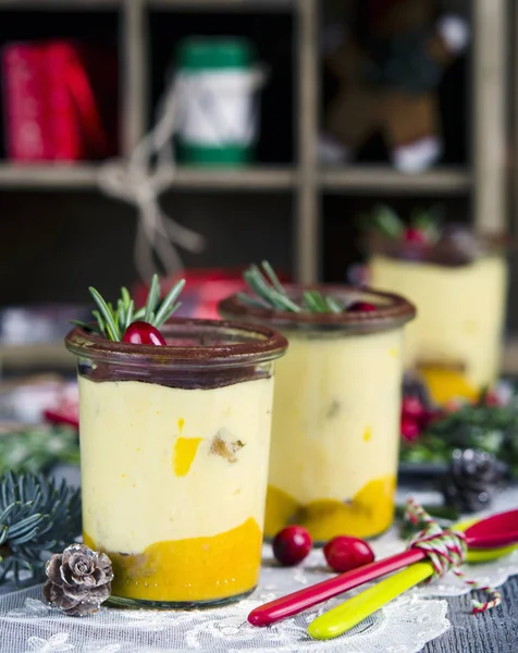 Söta Tiramisu Med Mango Grädde Och Tranbär — Stockfoto