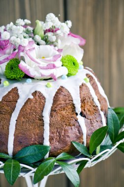 Geleneksel Paskalya kek dekore edilmiş buzlanma ve çiçekler