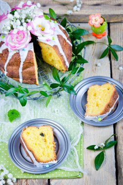 Geleneksel Paskalya kek dekore edilmiş buzlanma ve çiçekler