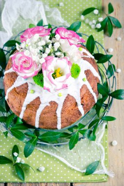 Geleneksel Paskalya kek dekore edilmiş buzlanma ve çiçekler