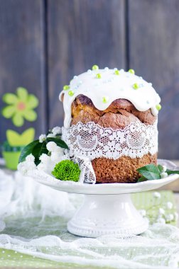 Geleneksel Paskalya kek dekore edilmiş buzlanma ve çiçekler