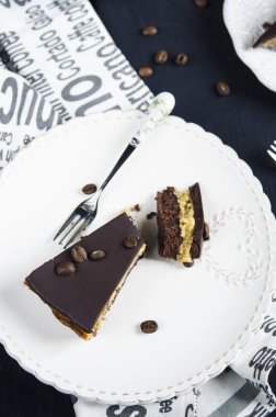 Koyu ahşap arka plan tuzlu karamel ile çikolata ve kahve tart