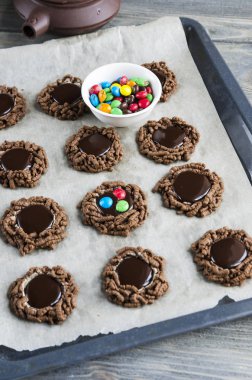 Çift çikolatalı kurabiye ile renkli şekerler