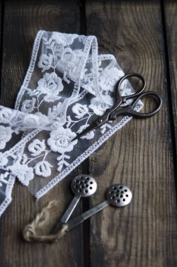 ahşap masa üzerinde beyaz dantel ve retro nesnelerin yakın görünümü