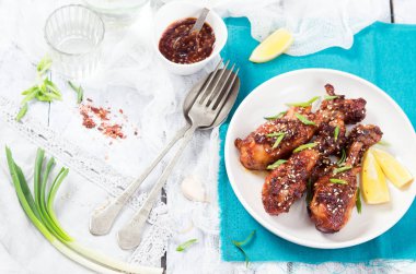 Tatlı ve yapışkan tavuk Drumsticks ışık arka plan üzerinde