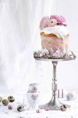 Geleneksel Paskalya kek dekore edilmiş buzlanma ve çiçekler