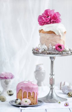 Geleneksel Paskalya kek dekore edilmiş buzlanma ve çiçekler