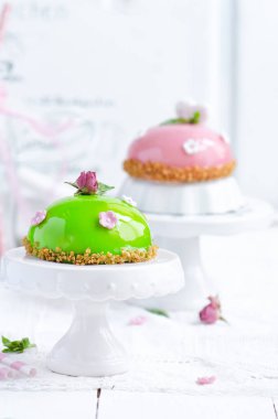 fesleğen kek krem mus, seçici odak ile 