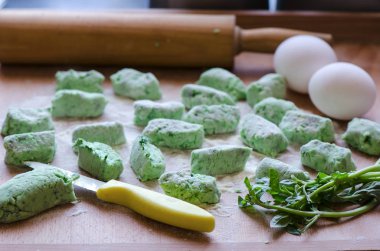 fesleğen gnocchi eski ahşap masa üzerinde limon sos ile