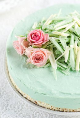 Hindistan cevizi cheesecake matcha çay ve beyaz çikolata ile 