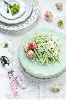 Hindistan cevizi cheesecake matcha çay ve beyaz çikolata ile 