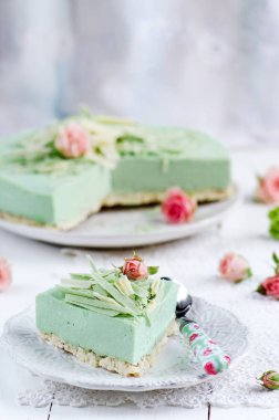 Hindistan cevizi cheesecake matcha çay ve beyaz çikolata ile 