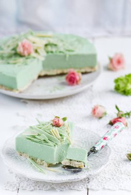 Hindistan cevizi cheesecake matcha çay ve beyaz çikolata ile 