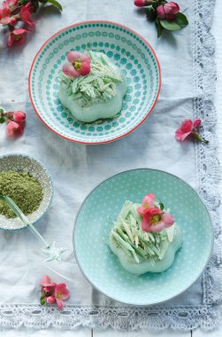 nane panna cotta beyaz çikolata ile yakın çekim