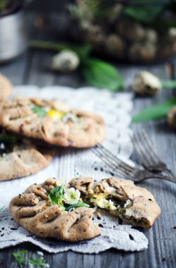 Süzme peynir ve ıspanak ile tam buğday galettes 