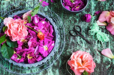 ahşap masa üzerinde güzel ihale gül yaprakları yakından görünümü