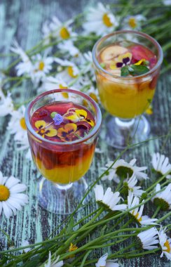  Ev yapımı jöle tatlı çilek ve çiçeklerle