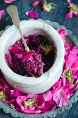 ahşap masa üzerinde ev yapımı gül reçeli yakından görünümü