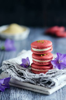Macarons fıstıklı ahşap arka plan üzerinde krem