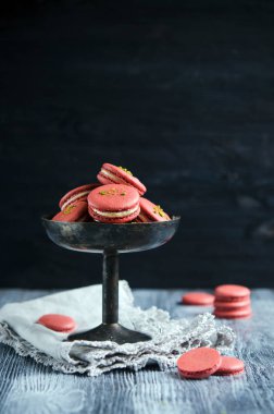 Macarons fıstıklı ahşap arka plan üzerinde krem