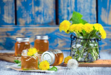 mavi arka plan üzerinde tatlı bal yakından görünümü