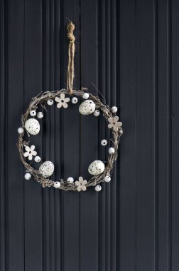 siyah arka plan üzerinde paskalya çelenk yakın görünümü