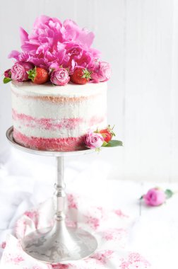 Çiçek süslemeleri, seçici odak ile çilekli pasta