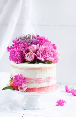 Çiçek süslemeleri, seçici odak ile çilekli pasta