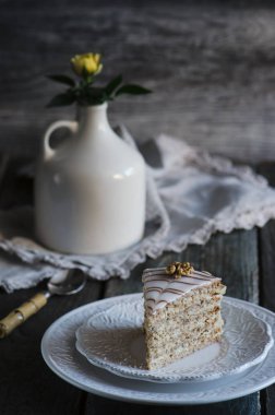 Koyu ahşap arka plan üzerinde geleneksel Macar esterhazy kek