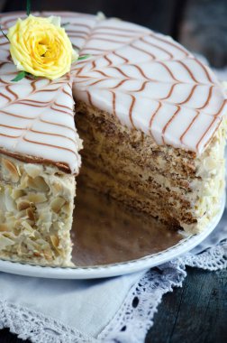 Koyu ahşap arka plan üzerinde geleneksel Macar esterhazy kek