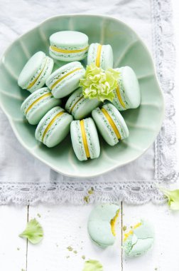 matcha çay ve mango ile yeşil macarons üstten görünüm