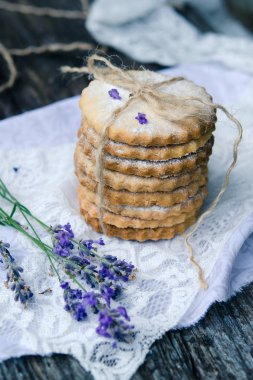 Kurabiye Sable ahşap zemin üzerine eflatun