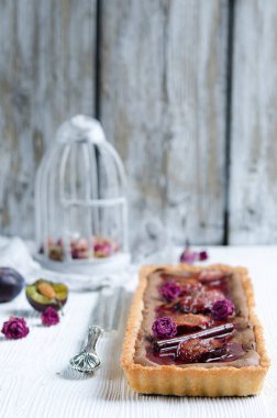 Ahşap arka plan üzerinde erik ile ev yapımı çikolata ve Hindistan cevizi Pasta