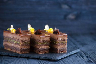 Sacher kek üzerine ahşap masa, seçici odak bölümlerini