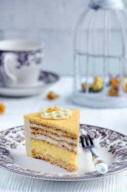 Çocuk oyuncağı bakış plaka üzerinde çatal ile kapatmak