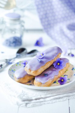 Enfes kremalı tatlı eklerleri menekşe krem, seçici odak