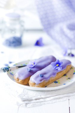 Enfes kremalı tatlı eklerleri menekşe krem, seçici odak