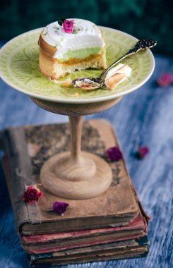 Tartlets kireç krem ve beze, seçici odak ile