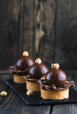 kek fıstık sosu ve çikolatalı krem, seçici odak