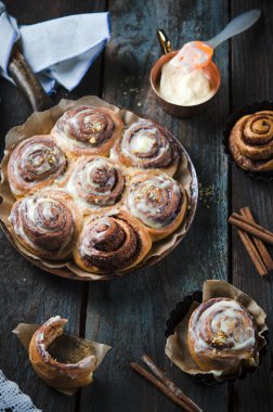 Siyah arka plan üzerine taze ev yapımı tarçın rulo