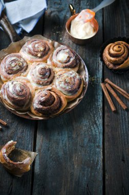 Siyah arka plan üzerine taze ev yapımı tarçın rulo